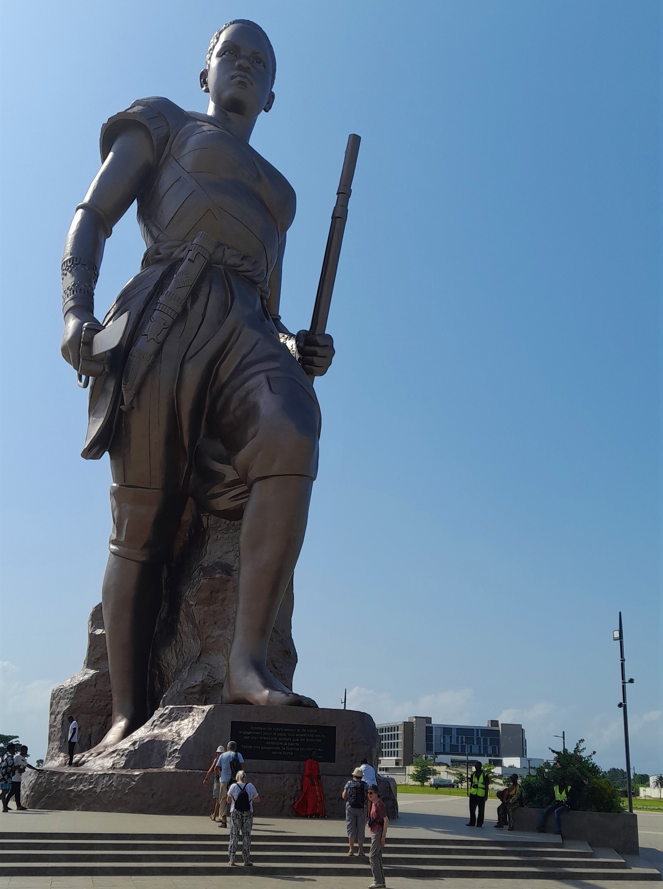 Visite du monument amazone de Cotonou Bénin